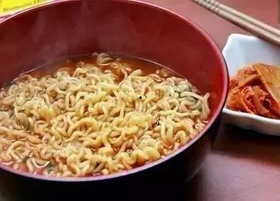 爆料的方便面能吃吗视频,爆料的“能吃吗”视频引发热议